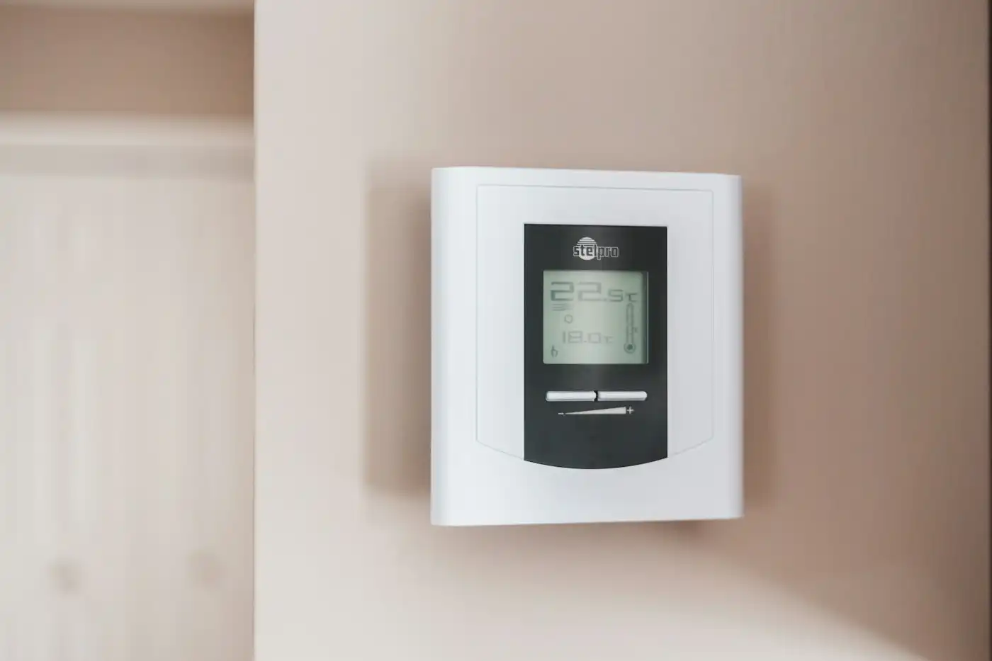 Wall thermostat set to 19.5 degrees