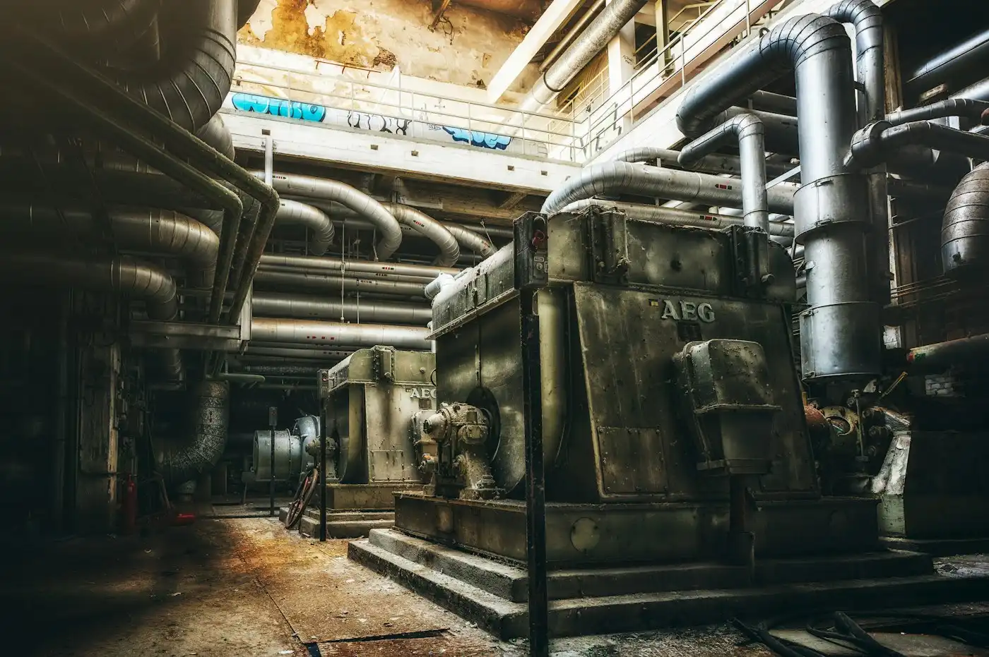 Industrial plant with extensive pipework