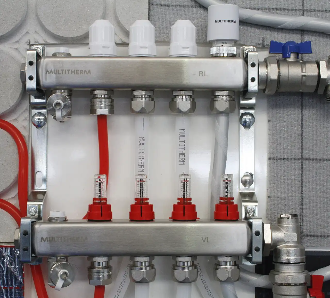 Underfloor heating manifold with pipe connections