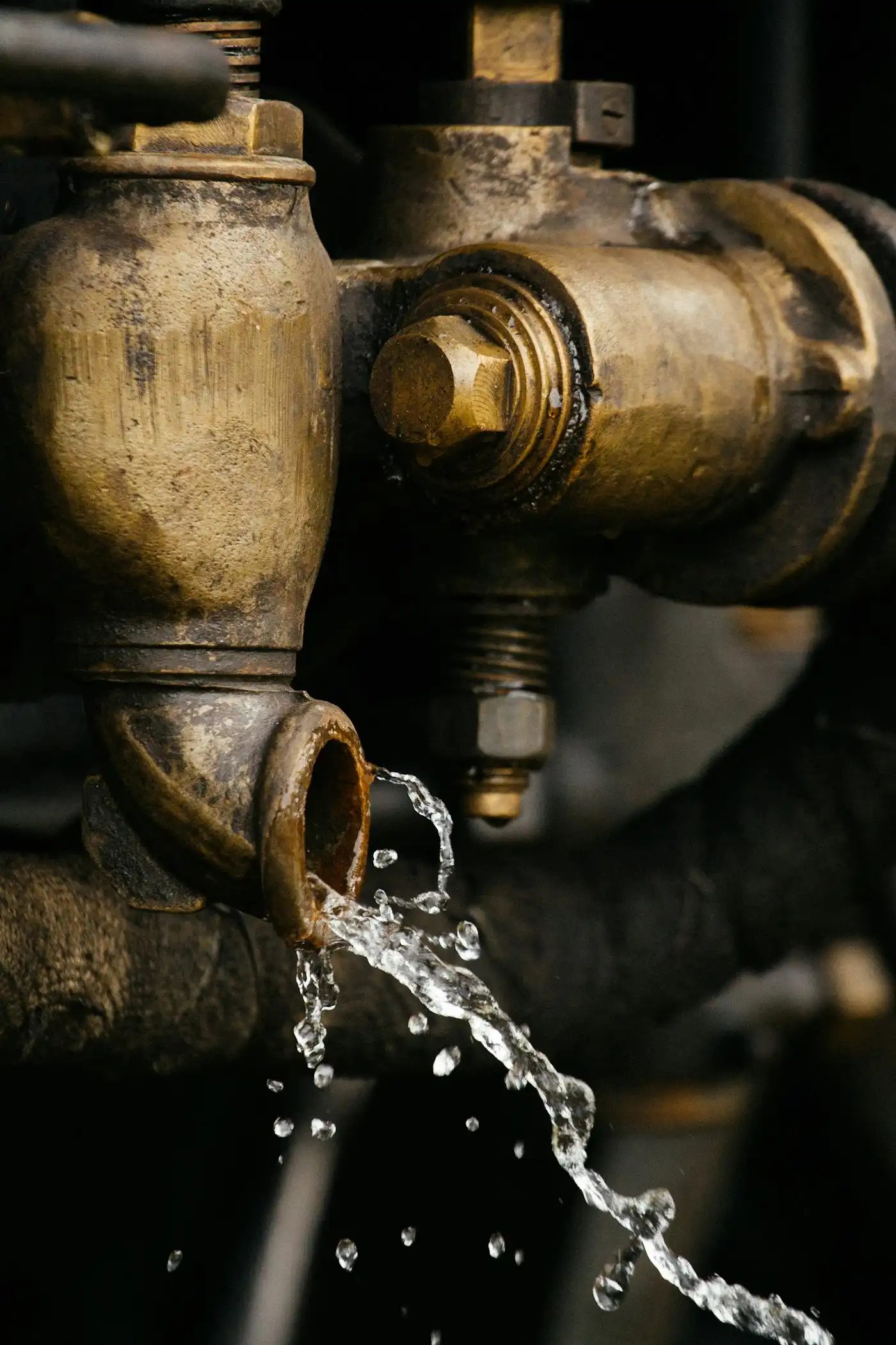 Water droplet on a brass pipe
