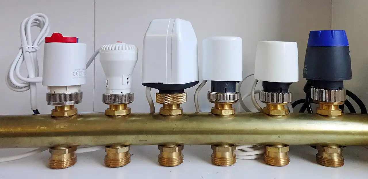 Thermal actuators on a heating manifold